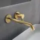 Wandmontierte Waschtischarmatur in Brushed Gold von Ideal Standard mit einer langen, geraden Auslauf und einfacher Hebelbedienung.